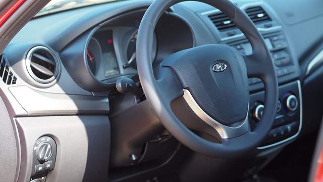 Рулевое управление Granta перекалибровано, а за самим рулем прячутся новые бело-оранжевые шкалы в духе Vesta. Кресло водителя в топ-версиях имеет регулировку по высоте