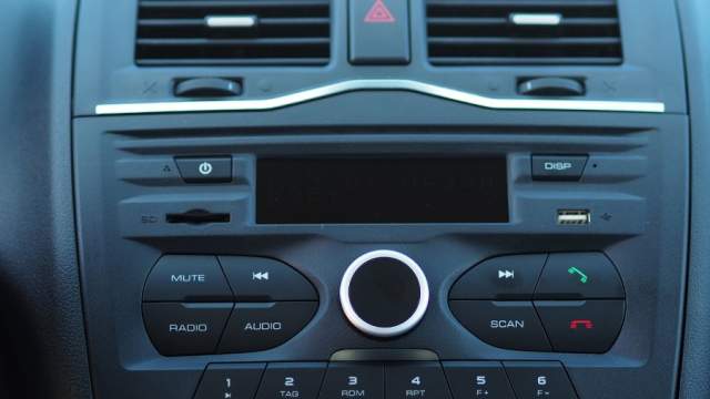 Фирменный «икс-стиль» Lada прослеживается и в салоне. Новая передняя панель выглядит строже и дороже