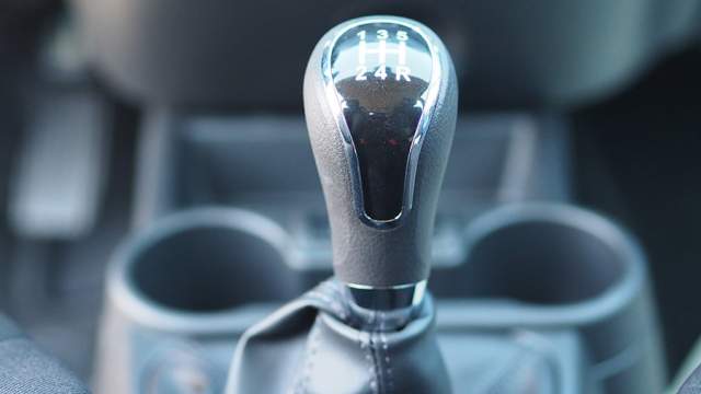 Пятиступенчатая механика получила стильный набалдашник, а в версии с 8-клапанным мотором – более «динамичную» главную пару: 3,9 вместо 3,7.