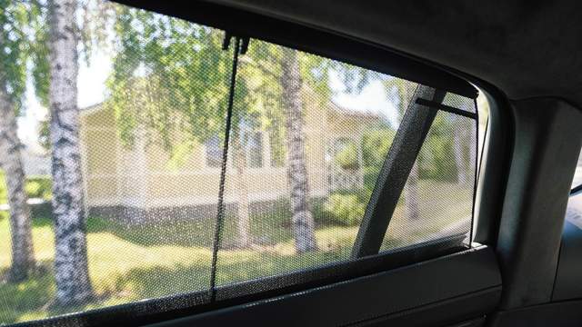Солнцезащитные шторки на задних окнах автомобиля