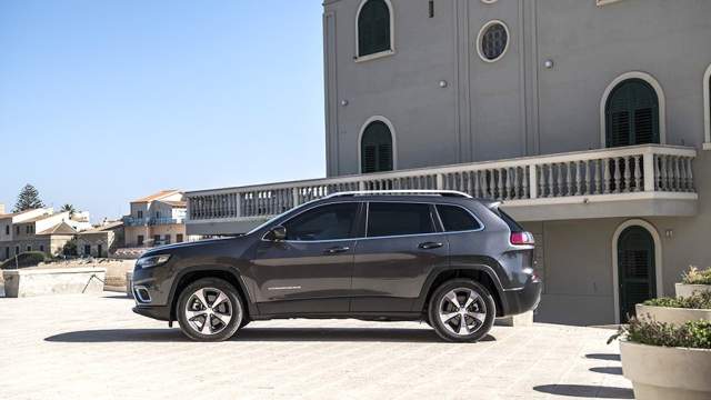 Длина Cherokee — 4623 мм при колесной базе 2708 мм. Дорожный просвет — 201 мм и 221 — у версии Trailhawk