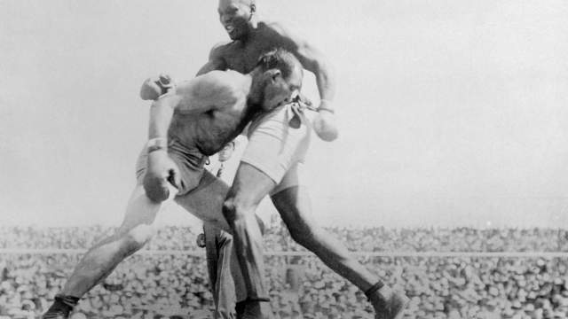 Бой между Джеймсом Джеффрисоном и  первым чернокожим чемпионом-тяжеловесом Джеком Джоносоном