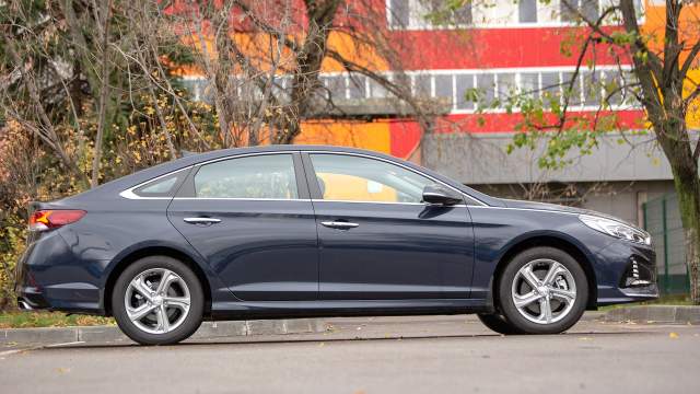 От профиля Sonata веет гармонией, а не тяжестью. Наплывающая на багажник стойка крыши придает схожесть с лифтбеком...