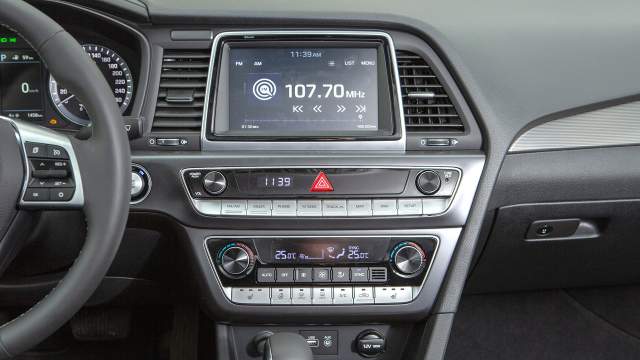 Черный и серебристый пластик визуально добротный, пусть и не мягкий. Вверху — 8-дюймовый тачскрин с навигацией Navitel и сервисами Apple/Android