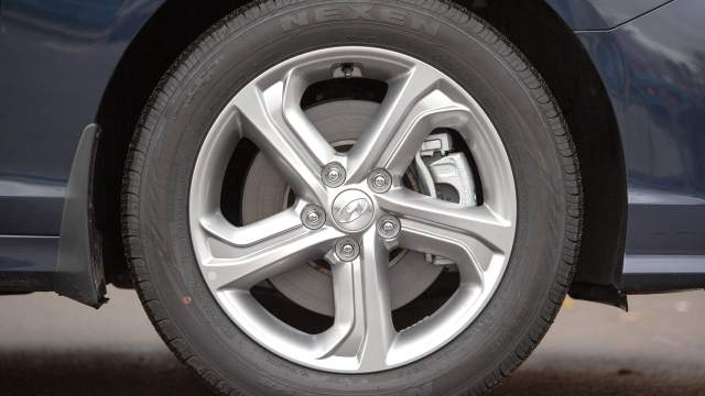 17-дюймовые диски — плюсик в копилку плавности хода. На 18 дюймах стыки-ямки будут жестче