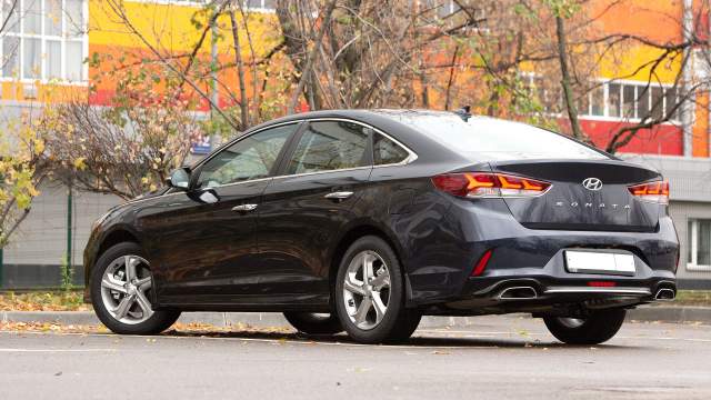 ... и делает доступ в 510-литровый багажник не слишком удобным. Кнопка отпирания почти секрет: она интегрирована в верхний сектор эмблемы