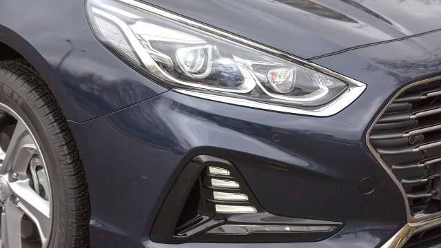 Начальная версия Sonata лишена такой светодиодной оптики. Адаптивный «поворотный» свет — только в вариантах с мотором 2,4 л