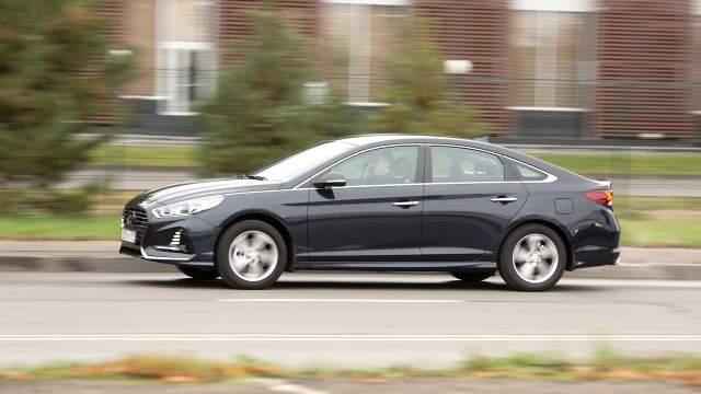 Сотню с места 188-сильная Sonata набирает за 9 секунд. Максимальная скорость — 210 км/ч. Не пушка, но крейсер