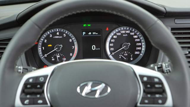 Щиток приборов читается хорошо. Претензии «по свету» разве что к неизменной синей иллюминации Hyundai