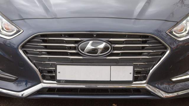 Хромированную решетку Sonata украшает, возможно, самая крупная в истории марки эмблема