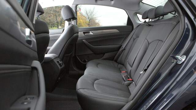 Простор на заднем ряду — один из железобетонных плюсов Sonata. Закинуть ногу на ногу не проблема. Претензии рослых пассажиров — разве что к дефициту места над головой