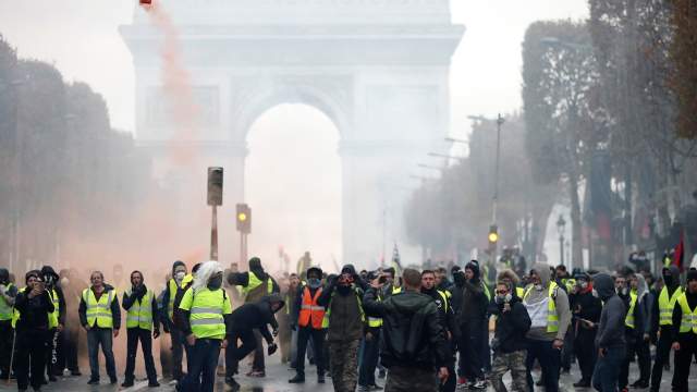 Париж, протесты против повышения цен на топливо