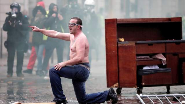 Париж, протесты против повышения цен на топливо