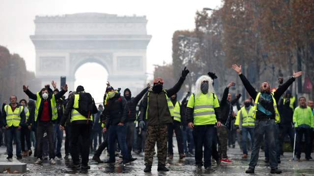 Париж, протесты против повышения цен на топливо