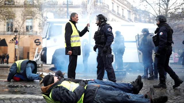 Париж, протесты против повышения цен на топливо