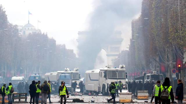 Париж, протесты против повышения цен на топливо