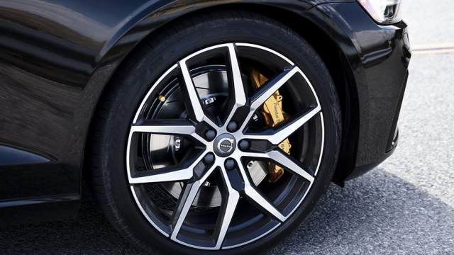 Такой автомобиль отличается перенастроенной подвеской, 20-дюмовыми дисками оригинального дизайна и усиленными тормозами Brembo