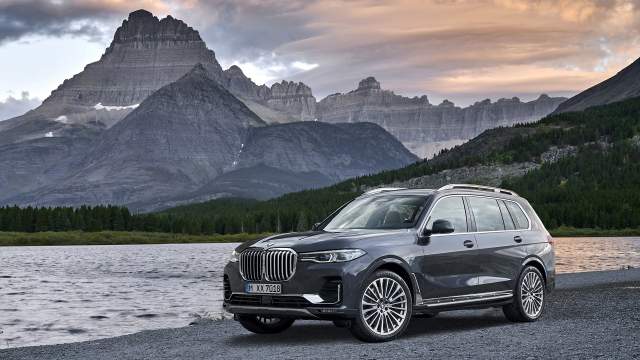 Новый кроссовер X7 пока доступен в России в трех версиях: xDrive30d (249 л.с.), xDrive40i (340 л.с.) и M50d (400 л.с.). Цены начинаются от 5,83 млн рублей