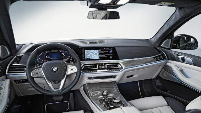Для интерьеров X7 и X5 характерна новая стилистика