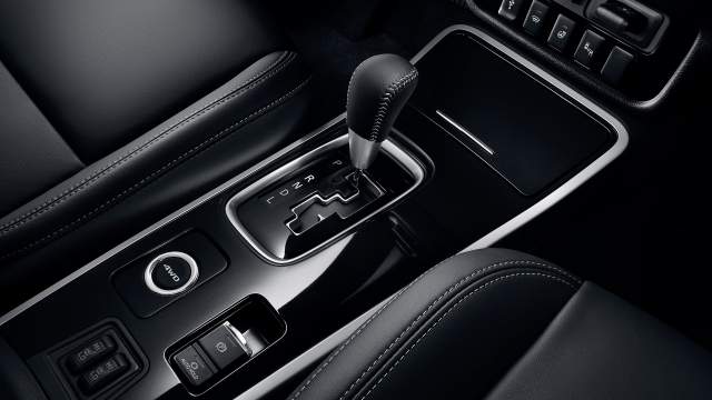 Кругляш AWD на тоннеле заведует тремя режимами полноприводной трансмиссии. У версий с приводом S-AWC пресетов четыре. Под клавишей ручника – кнопка его автоудержания