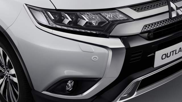 Многосекционный диодный свет – главный внешний маркер обновленного Outlander. В базовых версиях фары частично галогеновые