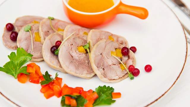 Галантин утиный, с подливой из тыквы на алтайском мёде с брусникой