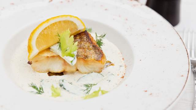 Обской судак, жареный с сельдереем и огуречным соусом