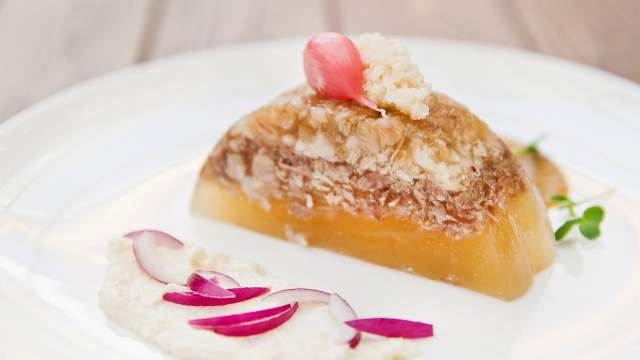 Холодец из свиных ножек и бычьих хвостов