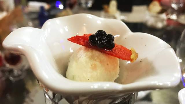 «Конфета» из паштета с ферментированным арбузом и черной икрой