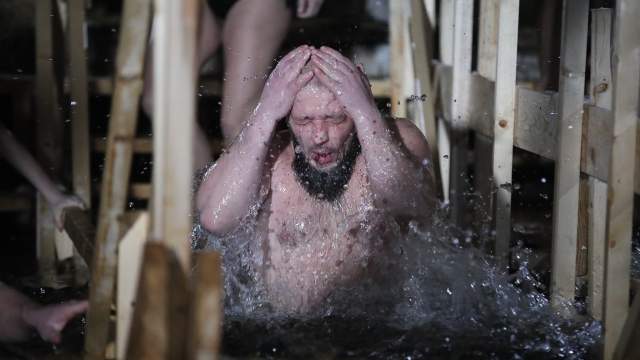 Чудодейственные омовения: христиане встретили день Крещения Господня