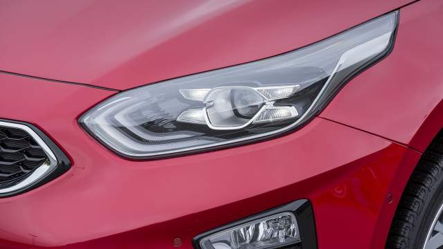 Фары полностью светодиодные, а в дорогих комплектациях — с автоматическим дальним светом