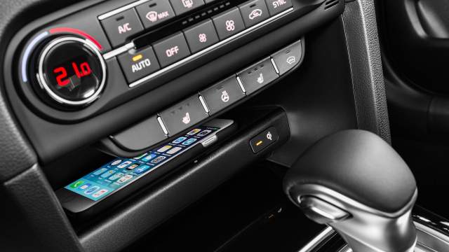 Под центральной консолью есть беспроводная зарядка для смартфона