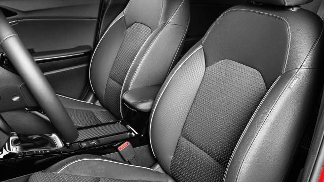 Топ-комплектация подразумевает комбинированную обивку сидений