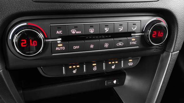 В списке опций есть двухзонный климат-контроль, подогрев руля и лобового стекла