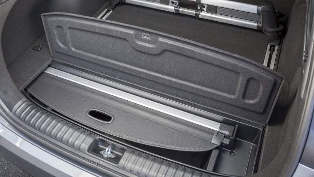 Туда же прячется шторка багажника