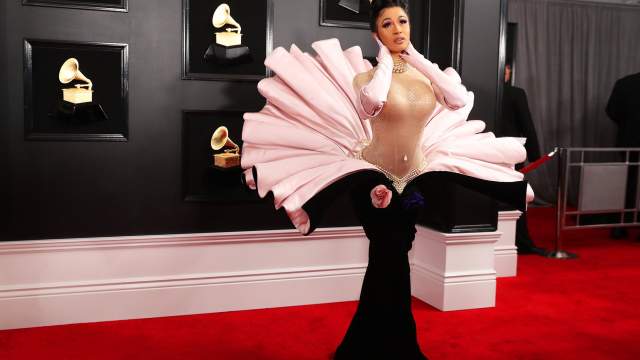 Cardi B прибыла на церемонию в платье, за которое многие зрители сравнили ее с жемчужиной в устрице. Исполнительница получила премию за лучший рэп-альбом. Победу ей принес релиз «Invasion of privacy» 