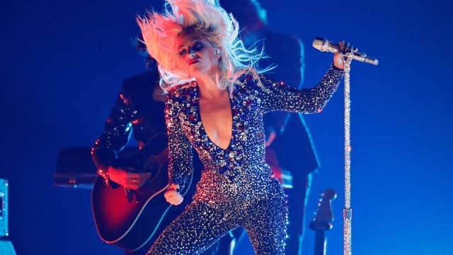 Леди Гага в сверкающем костюме исполнила песню «Shallow»