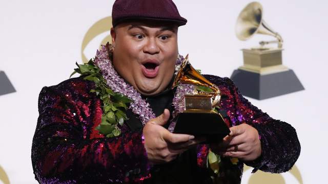 Премия «Грэмми» за лучший альбом региональной музыки досталась автору песен гавайской музыки Kalani Pe'a