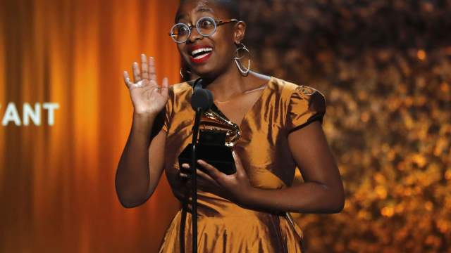 Певица и композитор Сесиль Маклорин Сальвант получила «Грэмми» за лучший джазовый вокальный альбом («The Window»)