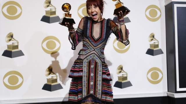 Американская певица и автор песен Лорен Дейгл с наградами за лучший современный христиансикий альбом и песню