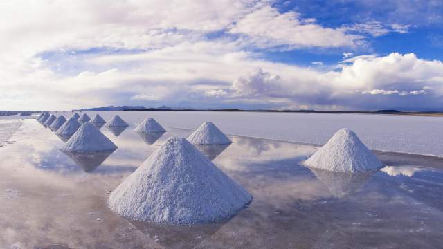 Добыча соли на солончаке Уюни