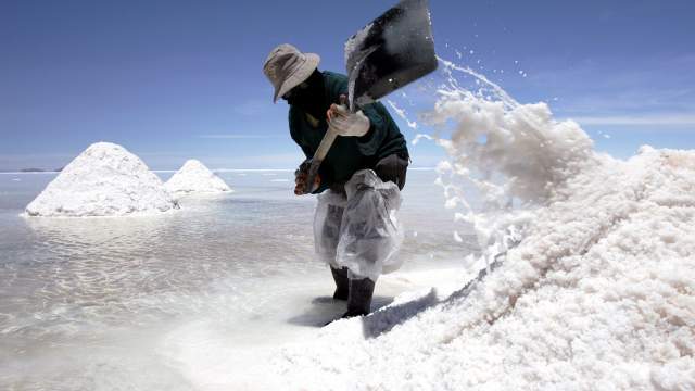 Добыча соли на солончаке Уюни