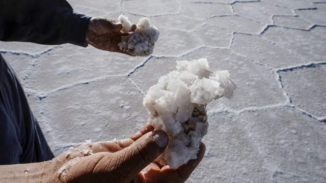 Добыча соли на солончаке Уюни