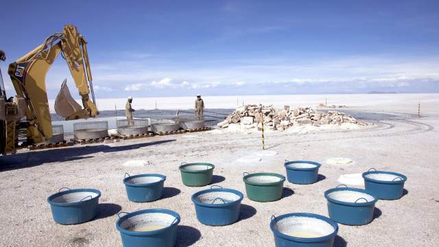 Добыча соли на солончаке Уюни