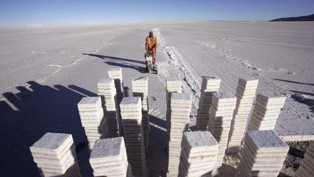 Добыча соли на солончаке Уюни