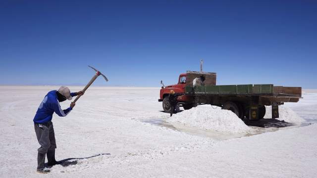Добыча соли на солончаке Уюни