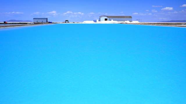 Добыча соли на солончаке Уюни