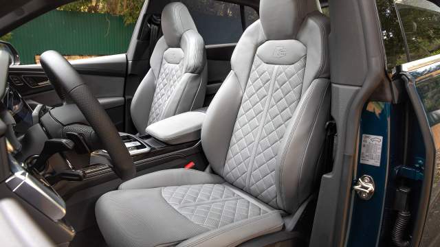 Боковую поддержку кресел можно отрегулировать. Помимо подогрева и вентиляции, доступен массаж