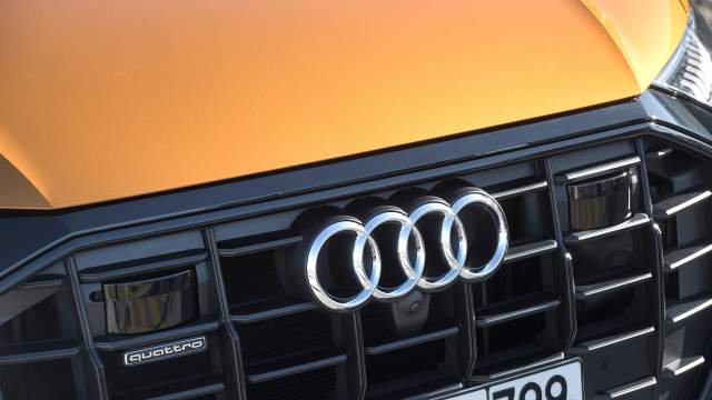 По бокам от шильдика расположены лазерный сканер и радар дальнего действия. Они помогают кроссоверу ориентироваться в пространстве