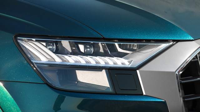 Матричные светодиодные фары предлагаются в качестве опции. На одном уровне с дальним светом расположен омыватель